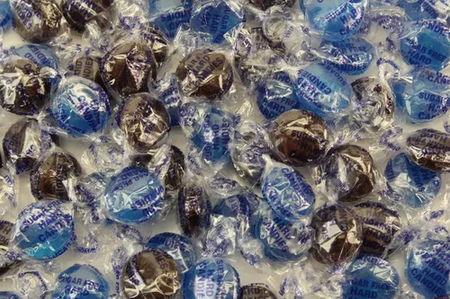 Vista 6 de Planet Sweets Caramelo duro con botones de canela sin azúcar, 1.5 libras, caramelos a granel envueltos individualmente