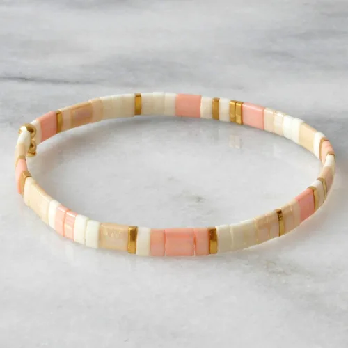 Vista 4 de Pulsera elástica con cuentas de azulejos de 7 pulgadas color crema rubor y oro beige