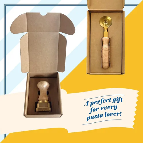 Vista 3 de La Gondola Sello casero para ravioles – redondo suave 1.5 pulgadas Herramienta para hacer pasta italiana para el hogar y negocios Latón y madera