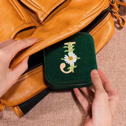Vista 6 de GSPY Joyero de viaje de terciopelo, estuche de viaje pequeño, joyero personalizado con inicial, organizador de joyas de viaje, regalos