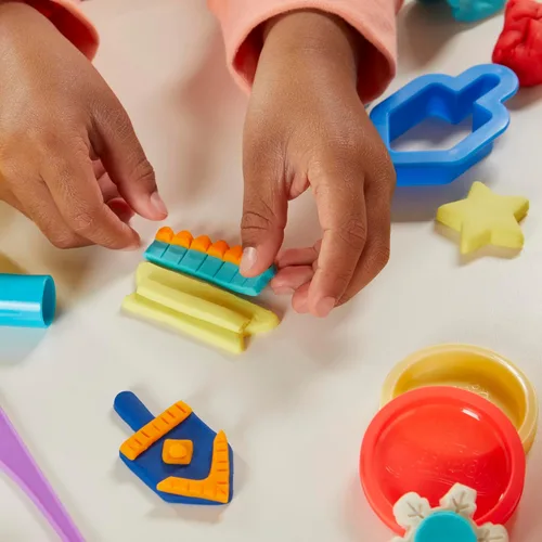Vista 13 de Play-Doh - Set de herramientas navideñas, 43 accesorios y 10 colores de compuesto para modelar, regalos para rellenar calcetines de Navidad