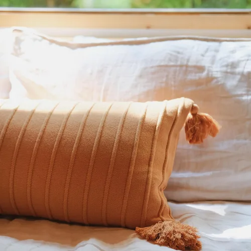 Vista 2 de Baked Clay - Funda de almohada lumbar acanalada, 14 x 36 pulgadas, tejido de algodón con borlas, acento acogedor para cama, sofá o banco de entrada