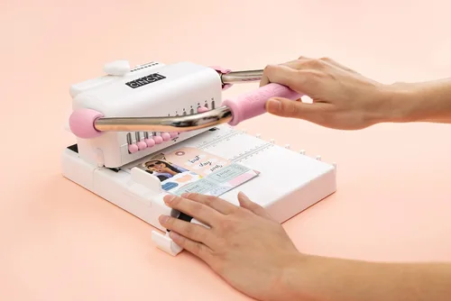 Vista 8 de We R Memory Keepers, Máquina Encuadernadora de Libros Cinch 2, Rosa/Blanco, Diseño Fácil de Usar con Regla Deslizante, Compatible con Bobinas