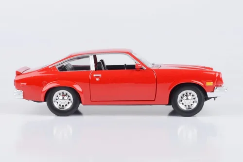 Vista 4 de Motormax 1974 Chevrolet Vega 1:24 Escala Diecast Modelo Réplica Forgotten Classics Series 79046 Rojo