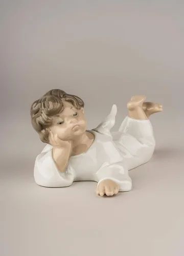 Vista 3 de LLADRÓ Figura de ángel acostado. Figura de ángel de porcelana.