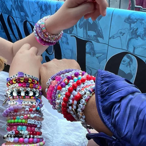Vista 5 de Gpurplebud Pulseras y calcomanías de amistad, pulseras de cuentas o pulseras de arcilla polimérica, traje inspirado en álbum, regalos para fanáticos
