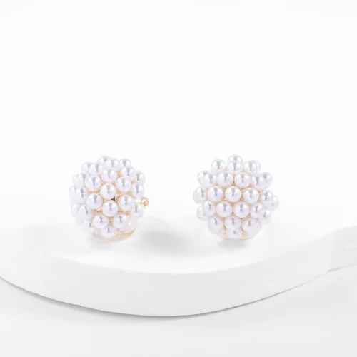 Vista 3 de YOQUCOL Aretes de tuerca con forma de racimo de perlas simuladas, sin perforar, para mujeres y niñas