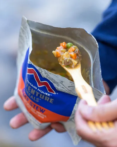 Vista 4 de Mountain House Estofado de carne Alimentos liofilizados para mochileros y campamentos 2 porciones Tazón de fajita de pollo y sin gluten