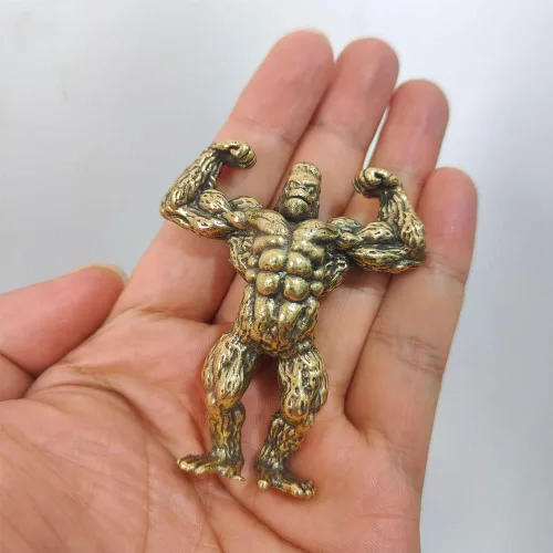 Vista 7 de Wwxuanke - 1 pieza de decoración de gorila muscular de cobre macizo, figura en miniatura de culturista de latón, decoración de escritorio, regalo