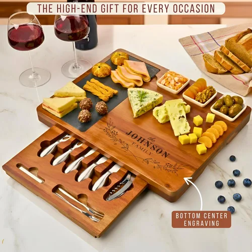 Vista 2 de Juego personalizado de tablas para charcutería de madera de acacia con cuchillos de acero inoxidable – Tabla de queso personalizada para regalo