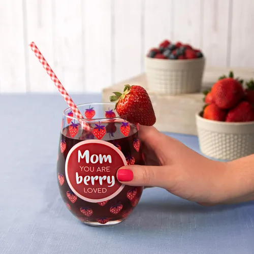 Vista 4 de Mom You Are Berry Loved - Copa de vino sin tallo de fresa de 18 onzas