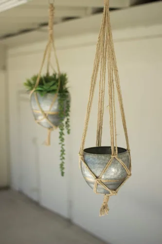 Vista 7 de Ebros Gift Juego de 2 macetas rústicas de metal galvanizado para colgar en la pared con cuerdas tejidas de yute en tamaños escalonados para plantas