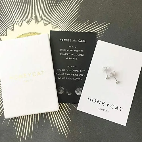 Vista 6 de HONEYCAT Aretes pequeños de doble cristal Joyería minimalista y delicada