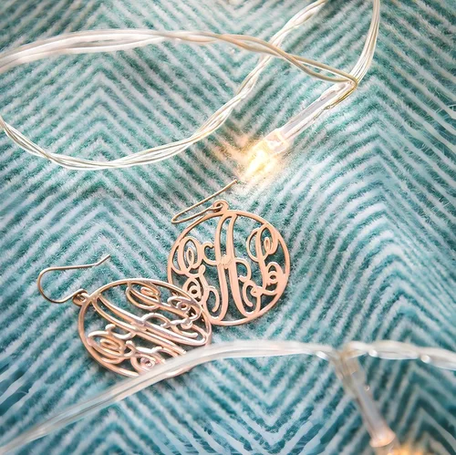 Vista 5 de Aretes de aro personalizados con monograma para mujer, aretes personalizados de 3 iniciales en plata de ley u oro, aretes hipoalergénicos, regalo