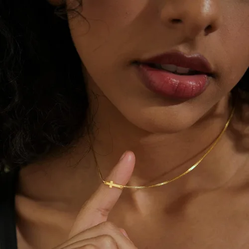 Vista 3 de Tewiky Dainty Cross Necklace for Women, 14K Gold Plated Simple Cross Choker Necklaces Small Cross Pendant Tiny Cute Necklaces Handmade Aesthetic