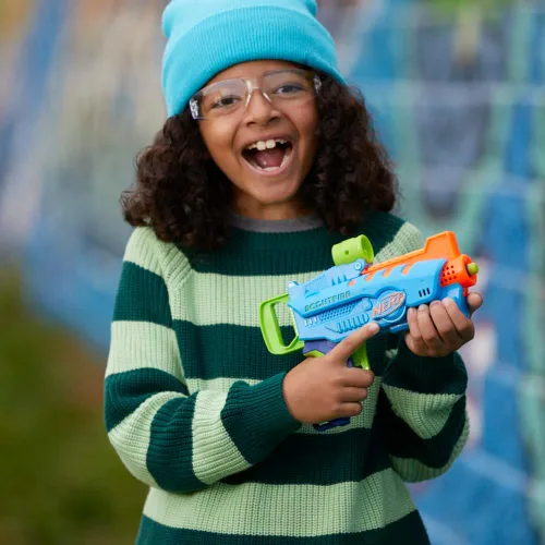 Vista 8 de Nerf Elite Jr Ultimate Starter Set, 2 lanzadores de espuma de juguete fáciles de jugar, 15 dardos Nerf Elite, 2 objetivos, juegos al aire libre