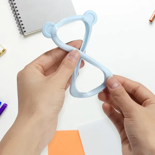 Vista 4 de IUAQDP 4 piezas de soporte para tarjetas de identificación de oso pequeño con cordón plano para el cuello, lindo estuche para tarjetas