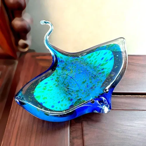 Vista 2 de Estatuilla de animales marinos soplados de vidrio hecho a mano, escultura de pescado del diablo, decoración moderna en miniatura para el hogar