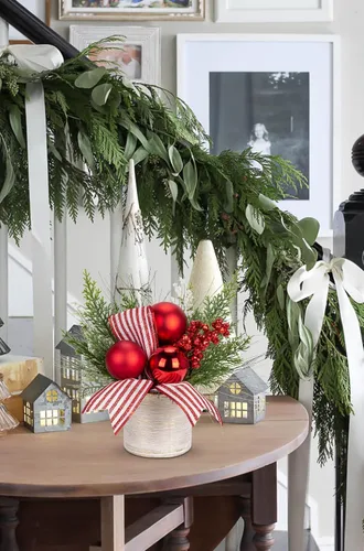 Vista 5 de Hollyone Pequeño árbol de Navidad artificial mini de mesa de 11 pulgadas, decoración de plantas en maceta con adornos de bolas de Navidad, bayas