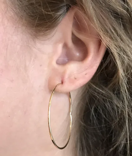 Vista 5 de Aretes de aro infinito de oro de 14k, tubo de 1,25 mm de grosor