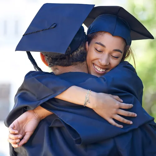 Vista 5 de MONOZO Regalos de graduación para ella 2022 inspiradores regalos de graduación pulsera de clase de 2022 brújula de graduación para personas mayores