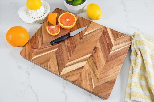 Vista 3 de Lipper International Tabla de cortar y servir rectangular en espiga de acacia con asas insertadas para cortar carnes, frutas y verduras, mediano, 12