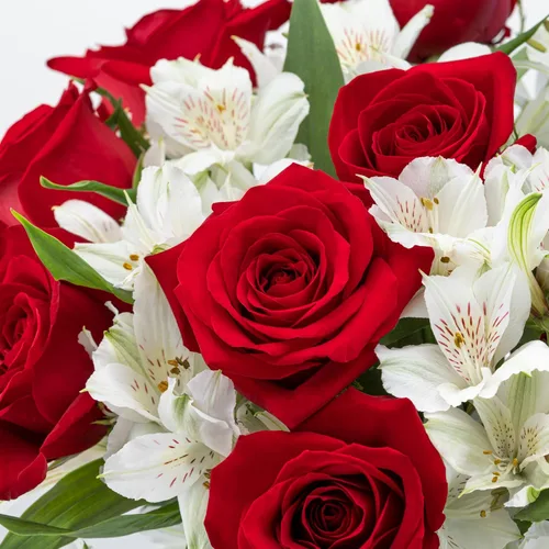 Vista 3 de Benchmark Bouquets - Rosas clásicas y alstroemeria (jarrón de cristal incluido) - Flores frescas para entrega al día siguiente - Regalo