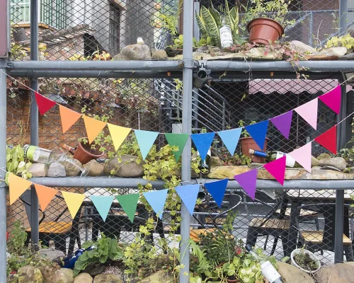 Vista 2 de Banderines de tela de fieltro arcoíris, 24 unidades/16.4 pies (paquete de 2) carteles decorativos para fiestas de cumpleaños, baby shower