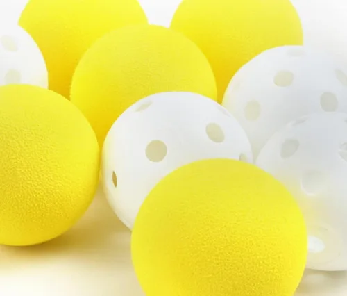 Vista 3 de Orlimar Paquete de 36 pelotas de golf de práctica (24 pelotas de golf de plástico con agujeros y 12 pelotas de golf de espuma)