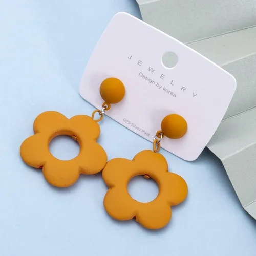 Vista 5 de Pendientes florales vintage - diseños de margaritas y groovy, aretes colgantes de arcilla
