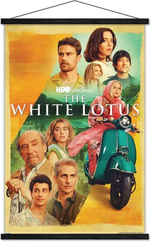 Vista 8 de Trends International The White Lotus - Póster de pared de una hoja, 22.37 x 34.00 pulgadas, paquete de impresión premium y colgador de madera de haya