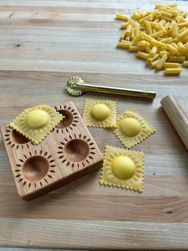 Vista 4 de Cortadores de Nonna, ruedas de pasta de latón, todo latón (par liso y estriado)