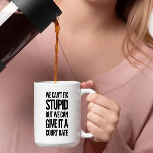 Vista 3 de Panvola Taza de café de cerámica con texto en inglés "We Can't Fix Stupid But We Can Give It A Court Date Lawyer, Regalos para leyes, estudiantes