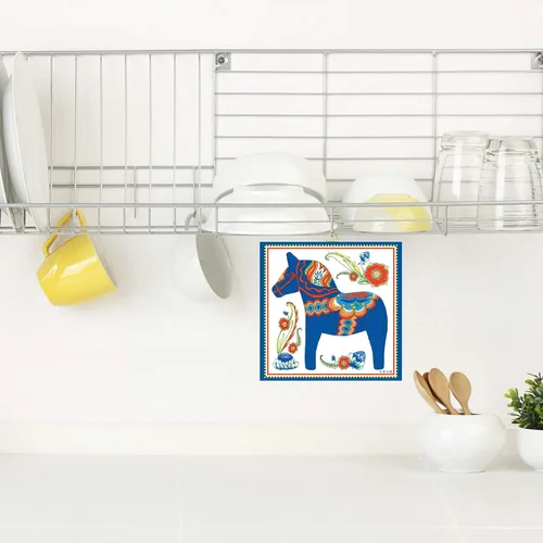 Vista 3 de Essence of Europe Gifts Regalo temático sueco azul Dala caballo decorativo 6x6 baldosa de pared de cerámica ScandinavianGiftOutlet