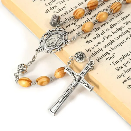 Vista 2 de Nazareth Store Collar de cuentas de rosario de madera de olivo proyectando medalla de oración de nuestro padre con centro de mesa milagroso
