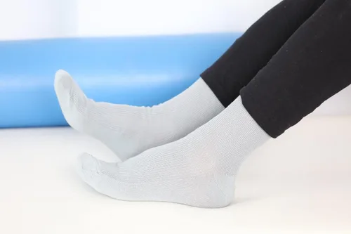 Vista 2 de Rainbow Socks - Calcetines elásticos de algodón DIABÉTICOS para pies caídos para hombres y mujeres, 1 x blanco
