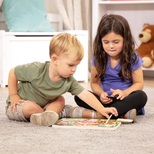 Vista 6 de Melissa & Doug–Granja magnética, juego de escondidas, Multicolor