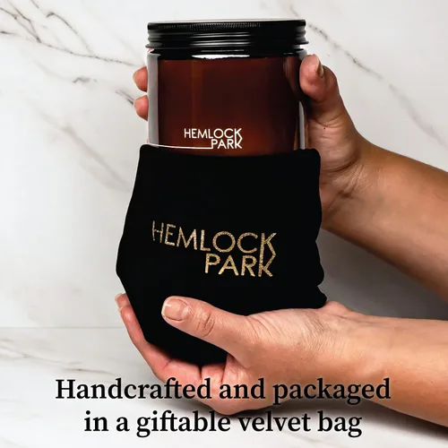 Vista 3 de Vela de mecha de madera agrietada Hemlock Park hecha a mano con cera de coco natural (grande de 16 oz, ámbar) Coconut Apricot Wax Crackling Wood