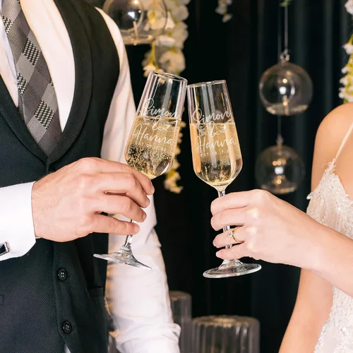 Vista 3 de Copas de champán personalizadas para boda, copas de brindis Love Birds para novia y novio, juego de 2