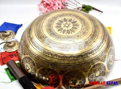 Vista 2 de Cuenco grande para cantar – 16 pulgadas de diámetro – Cuenco de pie de Buda para estar grabado por artesanos de Nepal – para curación, baño