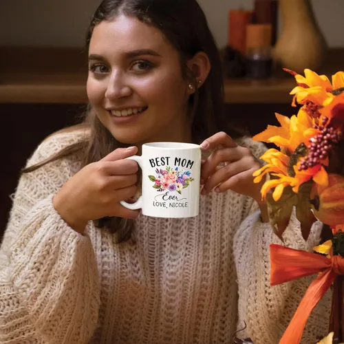 Vista 4 de Taza de café con nombre personalizado "Best Mom Ever", regalos para cumpleaños, regalos de niños, taza de café floral personalizada, regalo