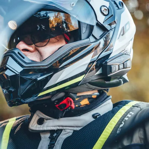 Vista 8 de Interphone Cellularline, Intercomunicador para motocicleta con Bluetooth y comunicación de malla, modelo U-Com 16, hasta 4 motores, distancia 1.0