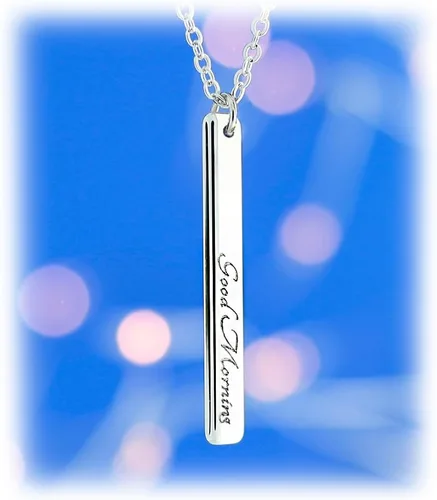 Vista 6 de Collar personalizado con nombre de barra vertical, colgante para parejas grabadas para él y para ella en inglés antiguo, cursiva o escritura