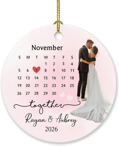 Vista 10 de Foto personalizada, adorno de matrimonio de nuestra primera Navidad 2023, regalo para novio, novia, señor y señora, foto y calendario, adorno