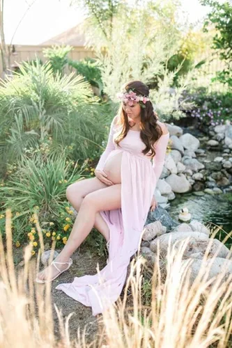 Vista 4 de Yuanlar Vestido de maternidad de manga larga con hombros descubiertos, vestido de gasa con abertura frontal para sesión de fotos