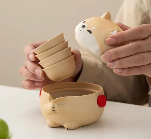 Vista 4 de Mini juego de té Gaiwan, linda tetera Shiba Inu con bolsa portátil para viajes, tetera china de gongfu de cerámica con 4 tazas de té de cerámica.
