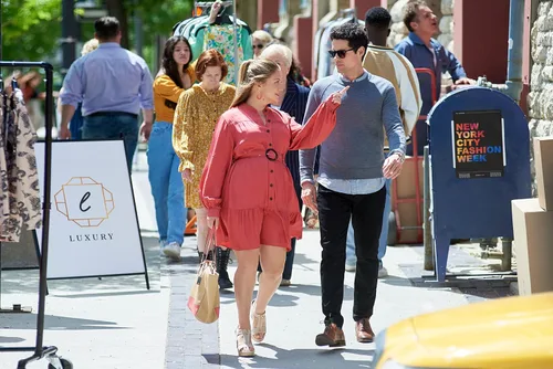 Vista 3 de Hallmark 2-Movie Collection Romance in Style & Road Trip Romance