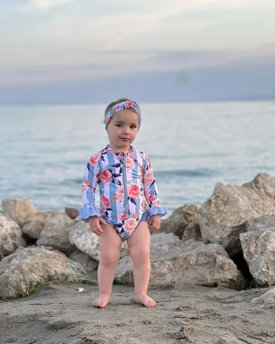 Vista 2 de Maacie Traje de baño de una pieza para niña pequeña, protección solar de manga larga con diadema