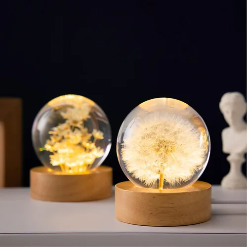 Vista 4 de Luz nocturna de bola de cristal de flores, lámpara de noche de bola de vidrio de 2.4 pulgadas con base de madera (diente de león)
