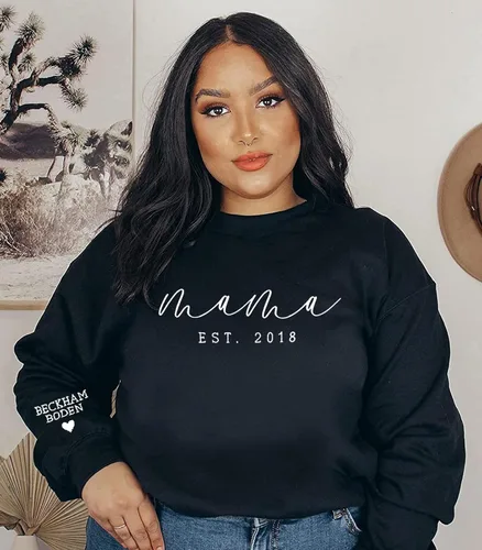 Vista 5 de NAZENTI Sudadera bordada personalizada con texto en inglés "Mama Est", cuello redondo, cumpleaños, día de la madre